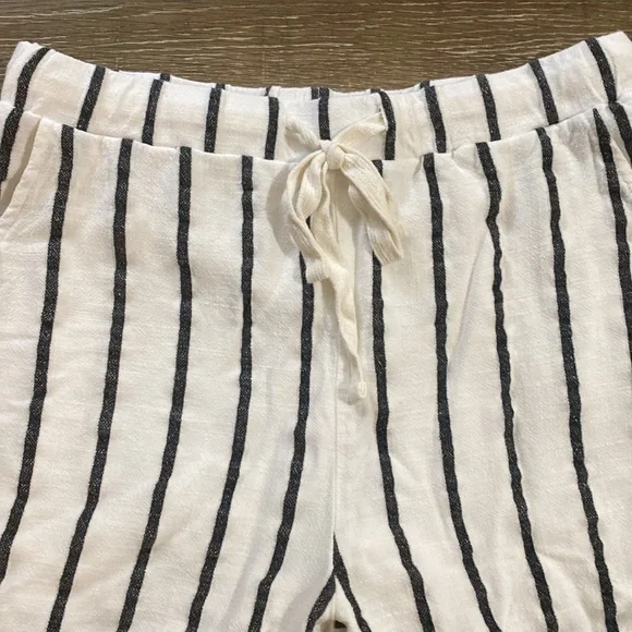 Doe & Rae 100Linen Shorts - Picture 4 of 7